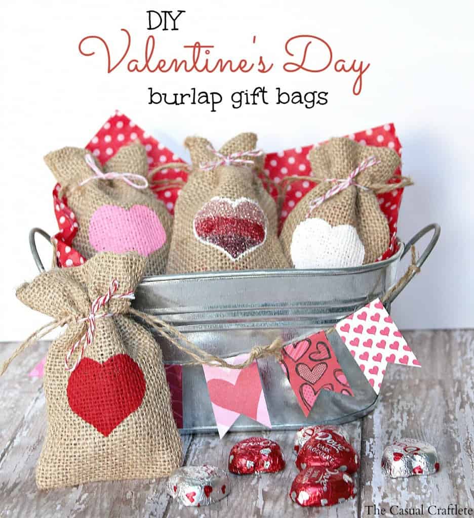 DIY Valentine's Day Burlap Gift Bags #burlap #Valentines #giftbags #DIY #treatbags