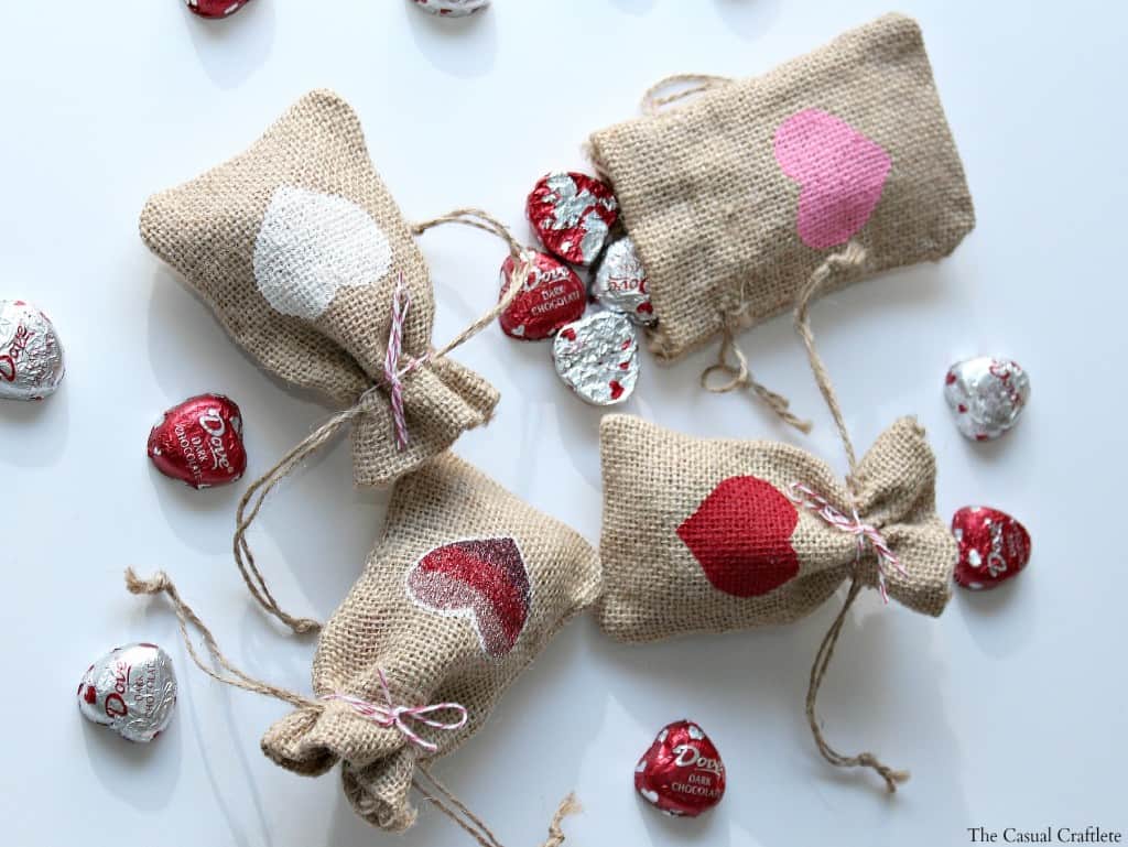 Valentine's Day Burlap Gift Bags #burlap #Valentines #giftbags #DIY #treatbags