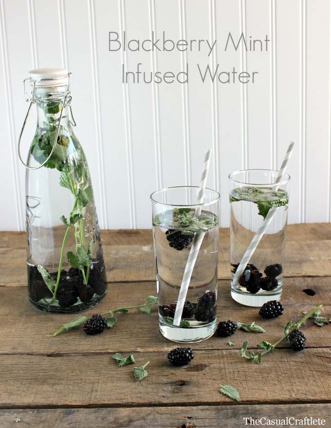 Blackberry Mint Infused Water | http://homemaderecipes.com/healthy/12-fruit-infused-water-recipes/