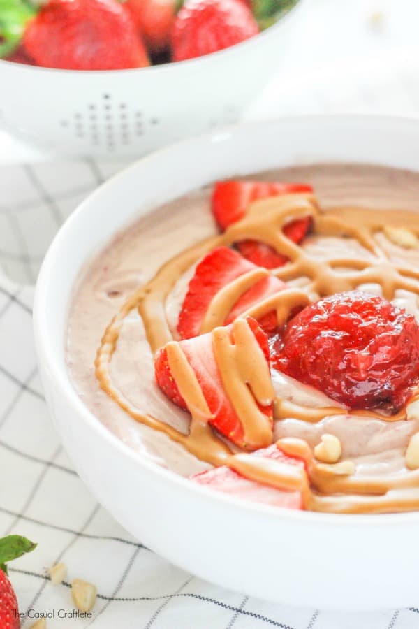 https://www.purelykatie.com/wp-content/uploads/2016/01/Breakfast-Smoothie-Bowl.jpg