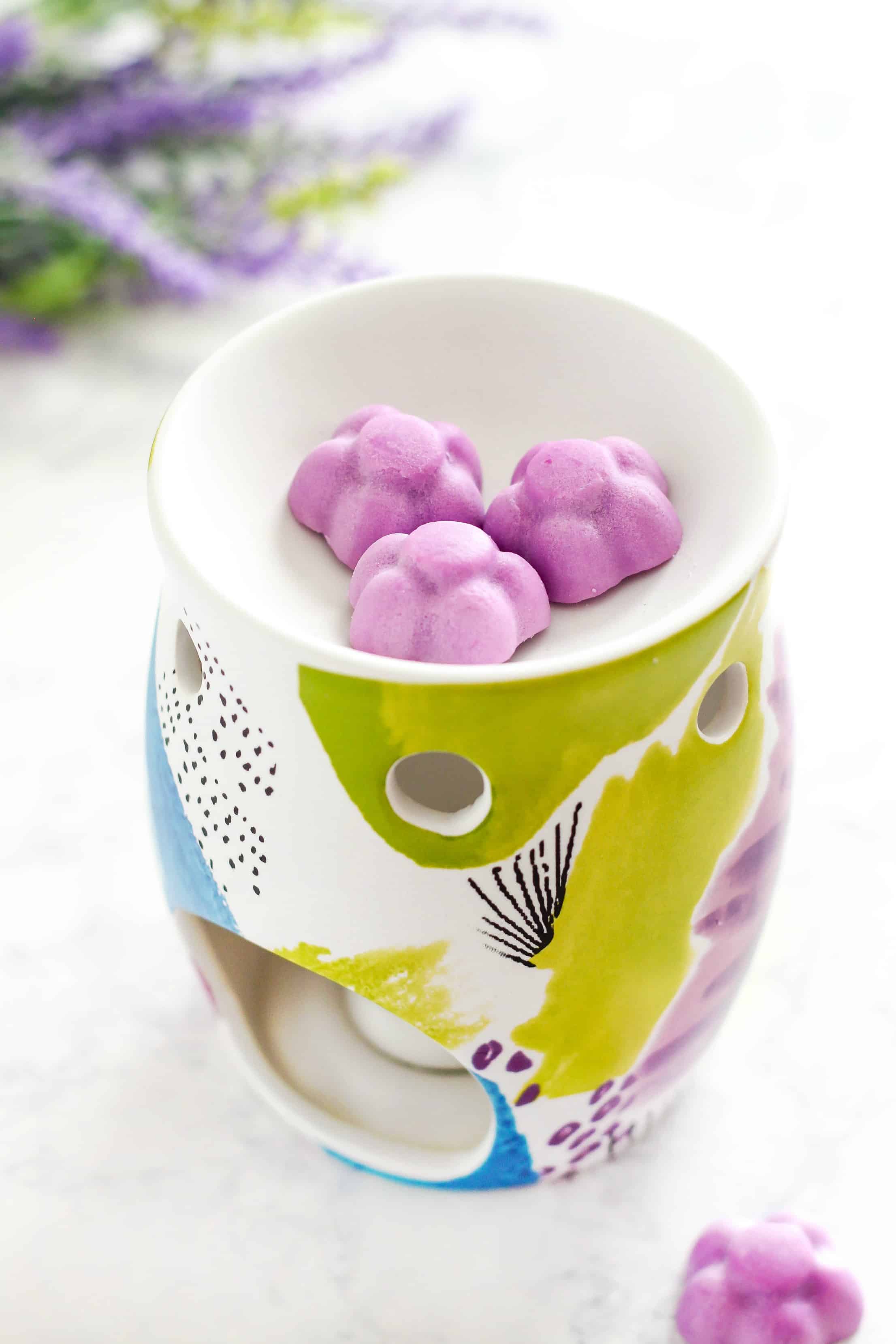 Learn How To Make Scented Wax Melts to burn safely in a decorative warmer to add fragrance to your home. #diy #waxmelts #candletarts #candle 