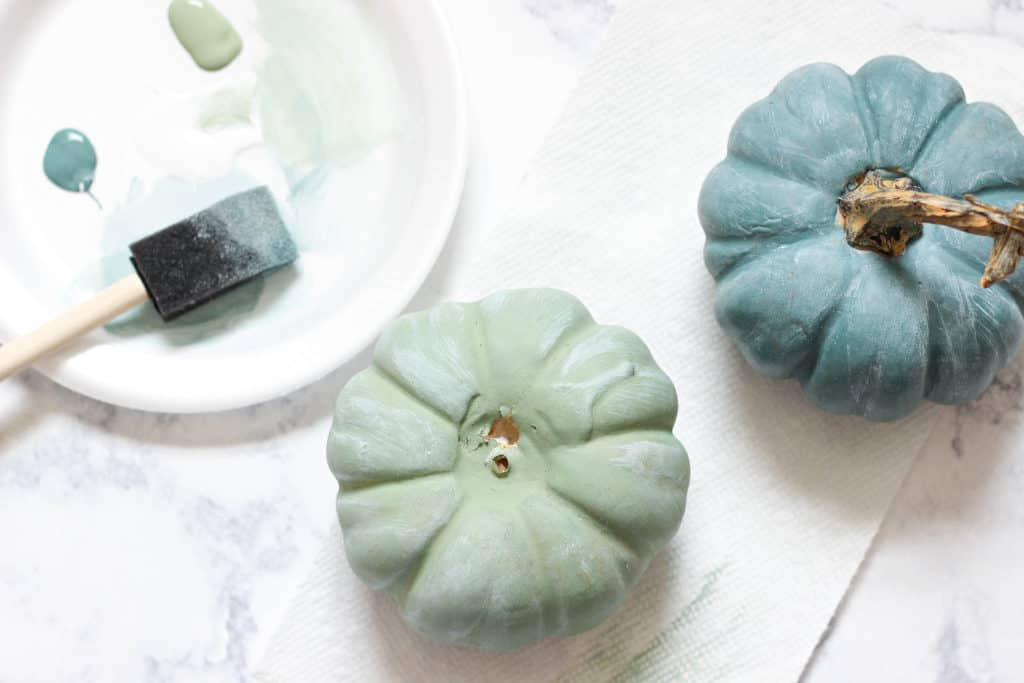 Painting pumpkins in calming colors is a great way to incorporate seasonal decor into your home for the season and save money at the same time. Learn how to easily create lovely muted tones pumpkins with the simple tutorial. #diypumpkin #pumpkins #mutedtones #falldecor #diyfalldecor