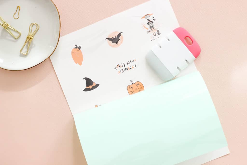 Looking for a cute, non-candy Halloween treat for your child to take to school? Learn how to make your own cute printable Halloween tattoos. #halloween #temporarytattoos #halloweentattoos #howtomaketemporarytattoos #tattoopaper