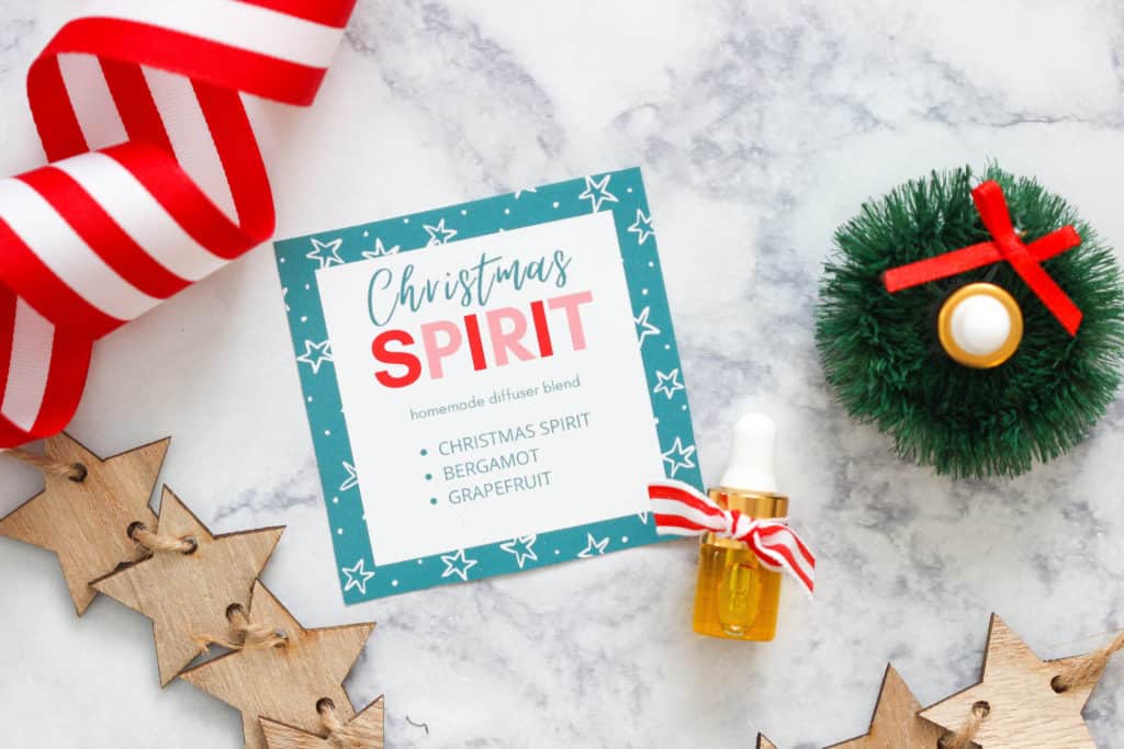 Put together a little gift that will make a friend get in the Christmas spirit with this essential oil diffuser recipe complete with free printable label. #essentialoils #diffuser #dissuserblend #holidays #giftideas #diy