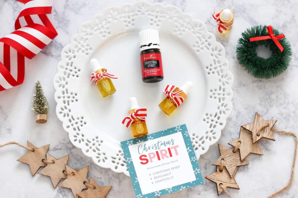 Put together a little gift that will make a friend get in the Christmas spirit with this essential oil diffuser recipe complete with free printable label. #essentialoils #diffuser #dissuserblend #holidays #giftideas #diy