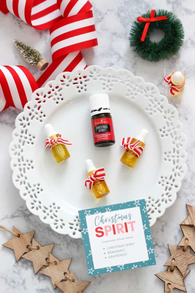 Put together a little gift that will make a friend get in the Christmas spirit with this essential oil diffuser recipe complete with free printable label. #essentialoils #diffuser #dissuserblend #holidays #giftideas #diy