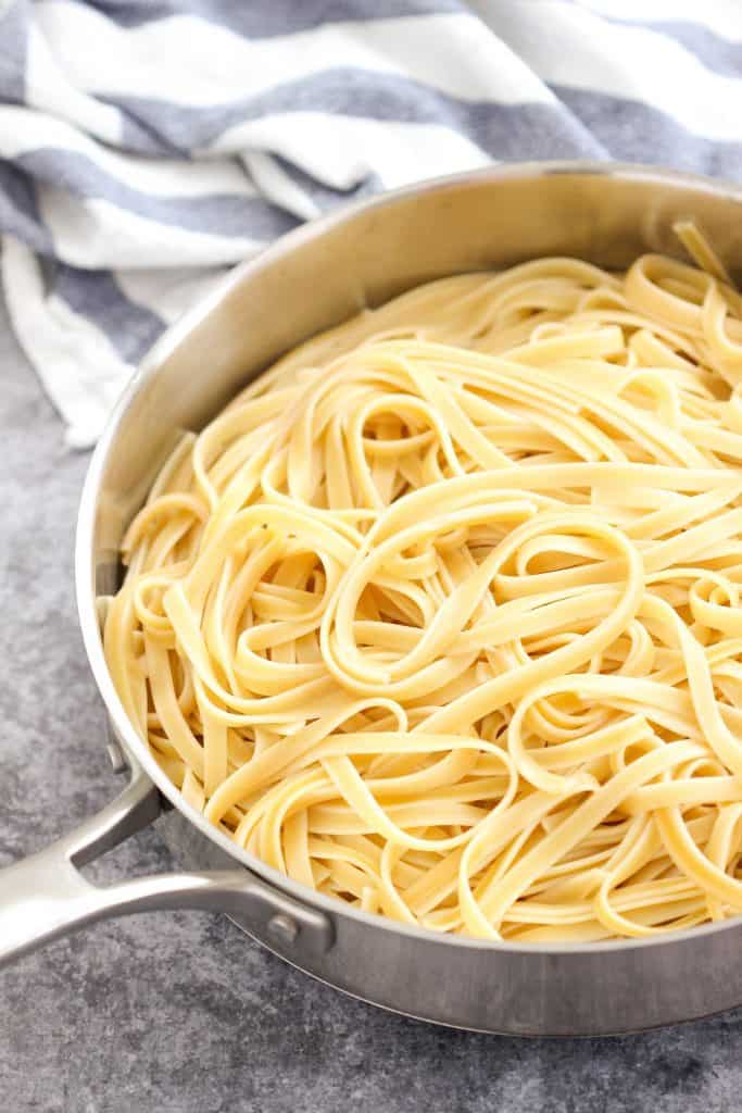 How to make the best Fettuccine with Corn and Tomatoes recipe for a delicious and light summertime meal made with fresh ingredients. #easypastarecipes #easydinnerrecipes #fettuccine #fettuccinewithcornandtomatoes #bestpastarecipes