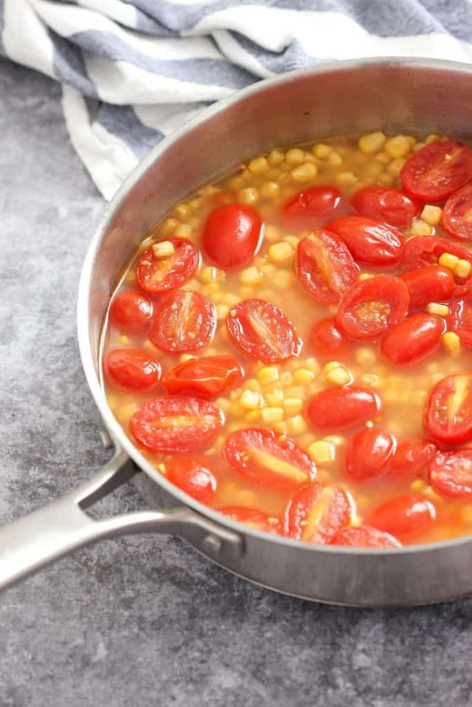 How to make the best Fettuccine with Corn and Tomatoes recipe for a delicious and light summertime meal made with fresh ingredients. #easypastarecipes #easydinnerrecipes #fettuccine #fettuccinewithcornandtomatoes #bestpastarecipes