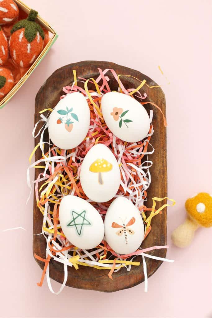 Learn how to make, cute, easy and mess free Easter eggs using temporary tattoos. Just a few supplies and the eggs will be ready in minutes.